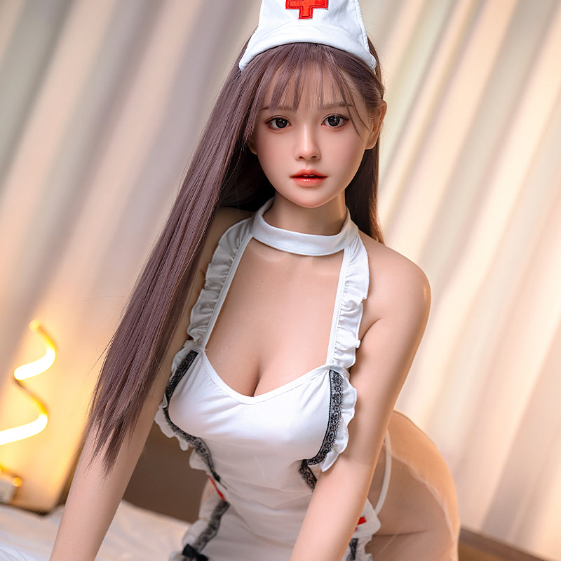 Cai Lin (in nurse uniform)